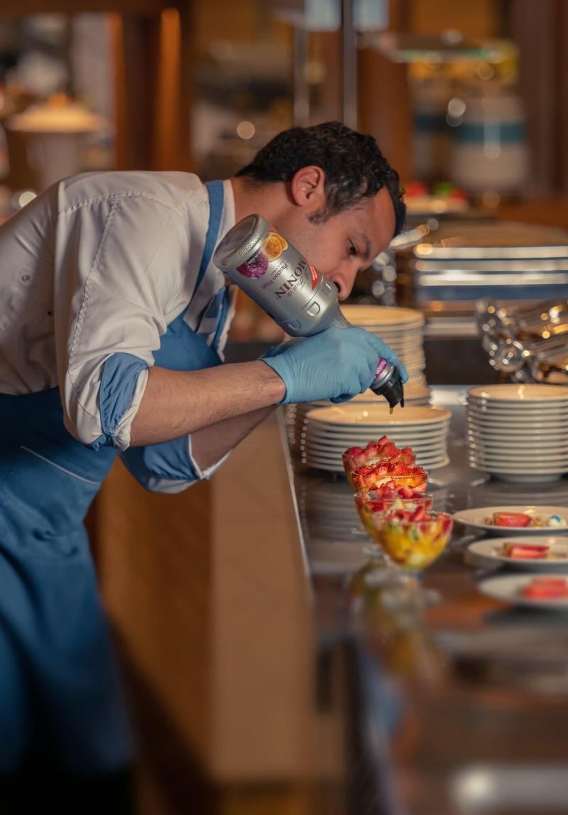 Crystal Inn Hotel - Alamein (Adults Only) El Alamein Exteriér fotografie A cook using a whipped cream dispenser